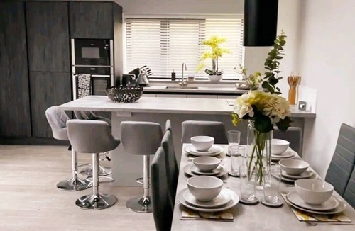 Oxford House | New modern 4 bed, 3.5 bath house free parking