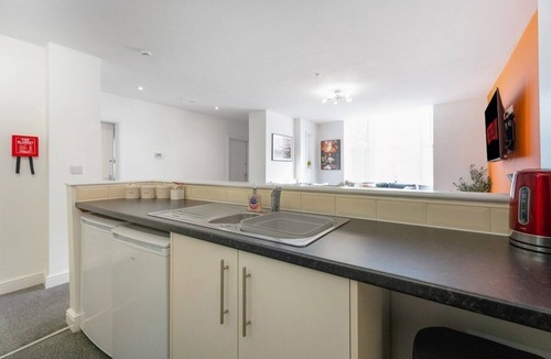 Stockton-on-Tees Apartment | NEW! Modern 5-Bed Flat in Thornaby Rd, Big groups!