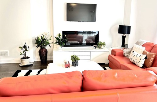 Hamilton House | New, Modern and Trendy Fully-Equipped End-Unit Townhouse