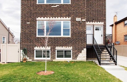 Burbank Apartment | New&Modern Apartment only 4 miles away from Midway Airport.