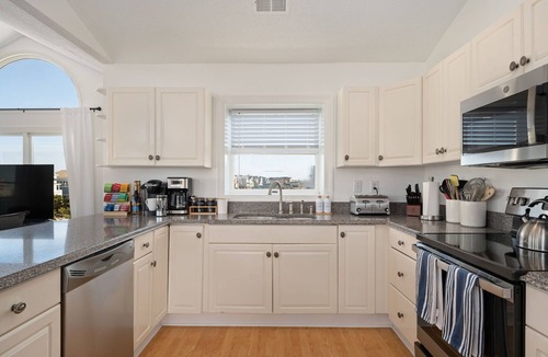 Nags Head House | NEW Modern Beach house, Pool, Hot Tub, Decks Arcade, Bikes, Loaded