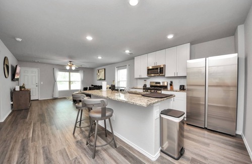 Northside House | New Modern Comfort, 4 bed, 2 bath. Close to Everything in Houston!