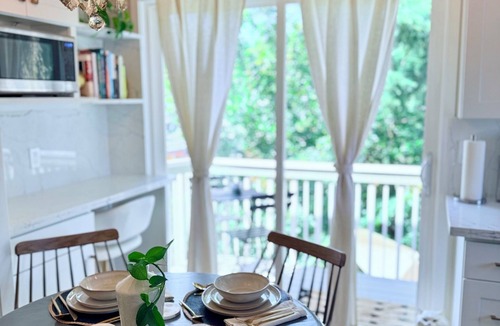 Ravenna House | NEW - modern comfort, remodeled, A/C, free parking