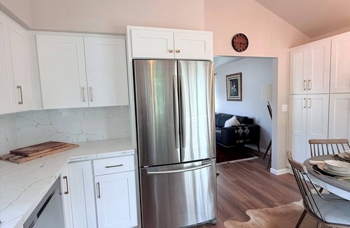 Ravenna House | NEW - modern comfort, remodeled, A/C, free parking
