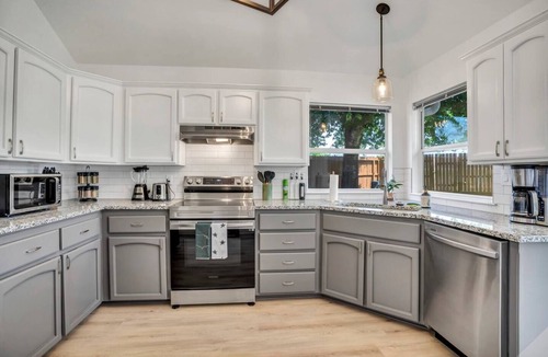 Temple House | NEW! Modern & Cozy Home w/Firepit