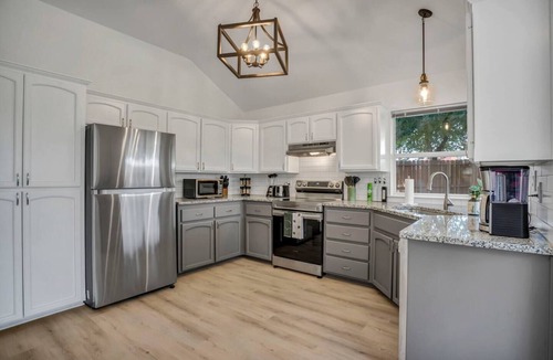 Temple House | NEW! Modern & Cozy Home w/Firepit
