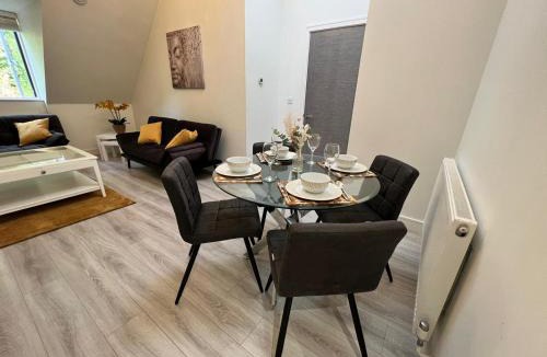 Whittington Apartment | New! Modern Elegant 2-Bed Apartment, free parking