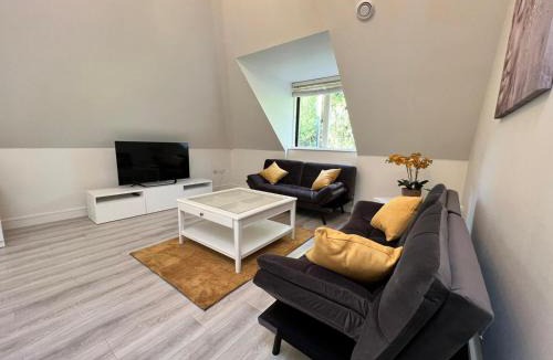 Whittington Apartment | New! Modern Elegant 2-Bed Apartment, free parking