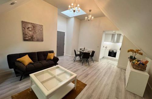 Whittington Apartment | New! Modern Elegant 2-Bed Apartment, free parking