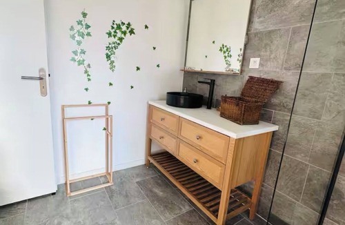 La Ferte-Saint-Cyr Apartment | New, modern, fully-equipped home