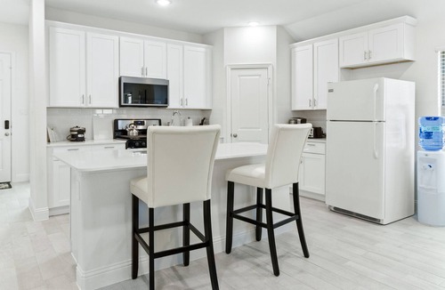 Wylie House | New Modern Family Home Getaway | 4BR 2BTH
