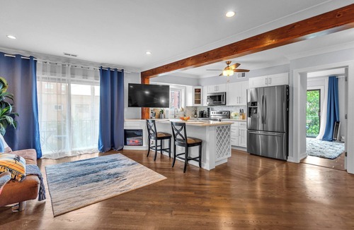 Des Plaines Condo | NEW Modern Furnished 2BR Apartment with Central AC