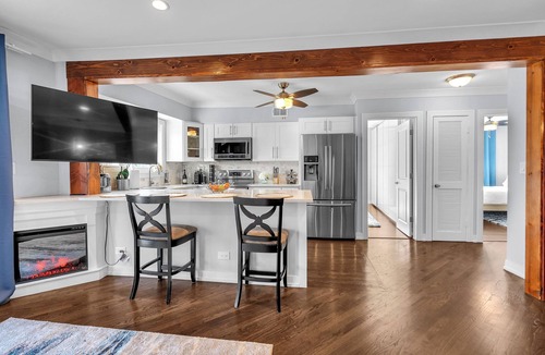 Des Plaines Condo | NEW Modern Furnished 2BR Apartment with Central AC