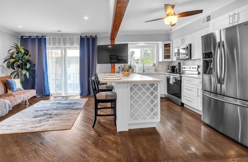 Des Plaines Condo | NEW Modern Furnished 2BR Apartment with Central AC