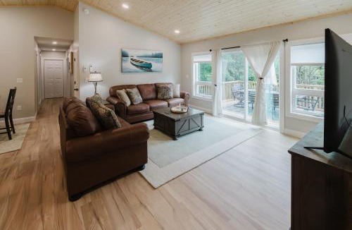 Norway House | NEW! Modern Getaway - Hot Tub l Fire Pit l Pool table