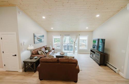 Norway House | NEW! Modern Getaway - Hot Tub l Fire Pit l Pool table