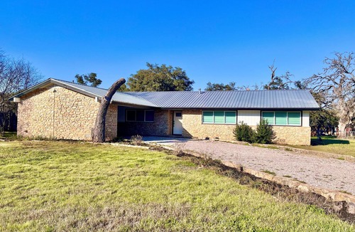Bertram Villa | NEW Modern Hill Country Hideaway