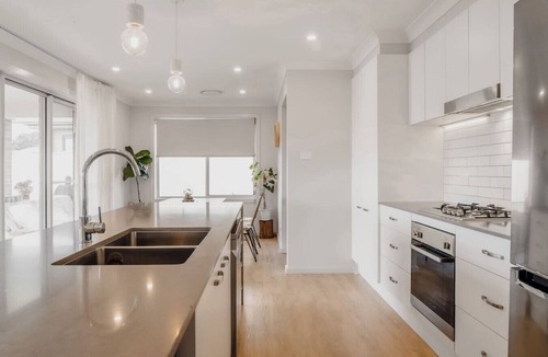 Nowra House | New Modern Home Central Location