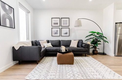 Winnipeg House | *New & Modern Home | Free Parking | 5 mins Downtown*