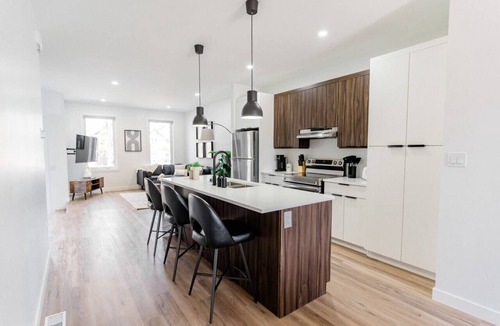 Winnipeg House | *New & Modern Home | Free Parking | 5 mins Downtown*