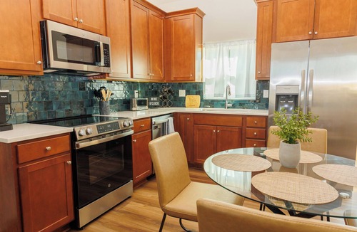 Grandview House | NEW Modern Home Near KC Attractions