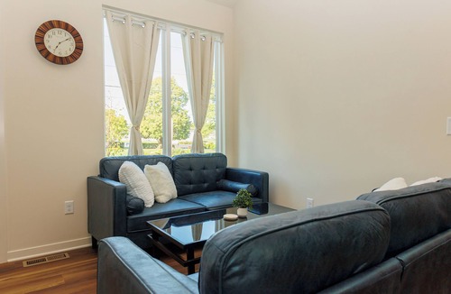 Grandview House | NEW Modern Home Near KC Attractions