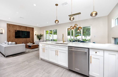 South Sarasota House | New modern home with salt water heated pool located minutes from SiestaKey Beach
