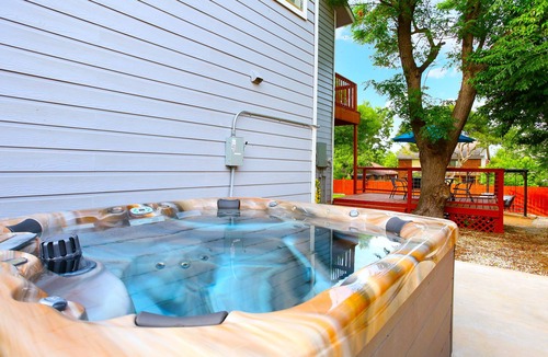 Braun's Farm House | New ! Modern House with Jacuzzi & Mini-golf by Six Flags/SeaWord/UT SA