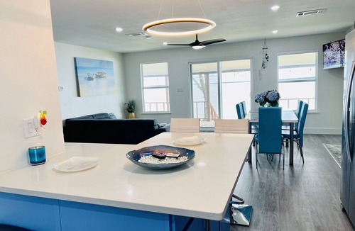 Seven Points House | New Modern Lake Front on open water w/New Dock