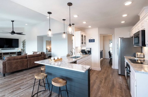 Lago Vista House | NEW - Modern Lake House~Private Pool/Spa~Lake Views