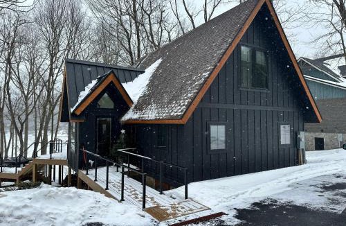 McHenry House | New Modern Lakefront Close to Wisp