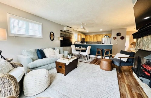 Seven Devils Condo | New! Modern Lux Retreat w/2 King Suites/Mtn Views!