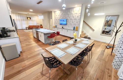 The Gate House | NEW Modern & Luxe 5BDR House. Sleep 14. Downtown 5min away