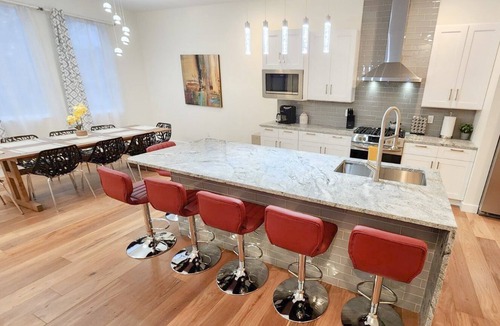 The Gate House | NEW Modern & Luxe 5BDR House. Sleep 14. Downtown 5min away