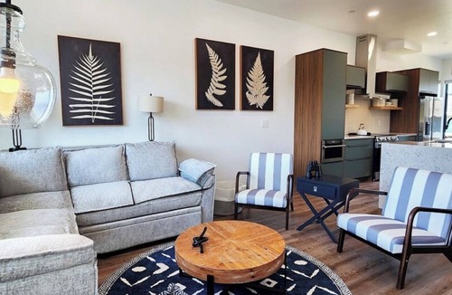 Waldport House | New Modern Luxury 4BR/3.5BA Townhouse! Short walk to Beach
