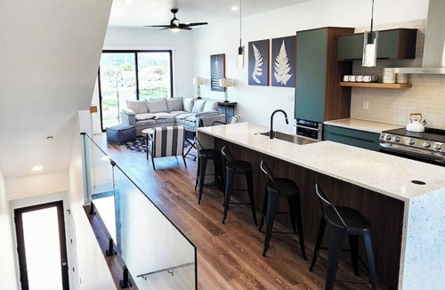 Waldport House | New Modern Luxury 4BR/3.5BA Townhouse! Short walk to Beach