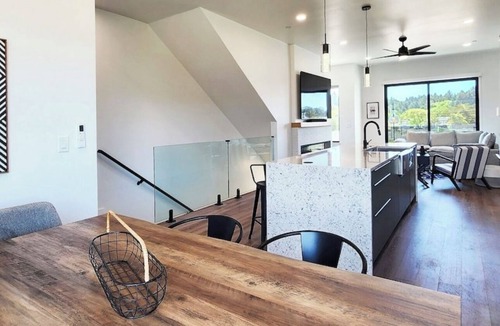 Waldport House | New Modern Luxury 4BR/3.5BA Townhouse! Short walk to Beach