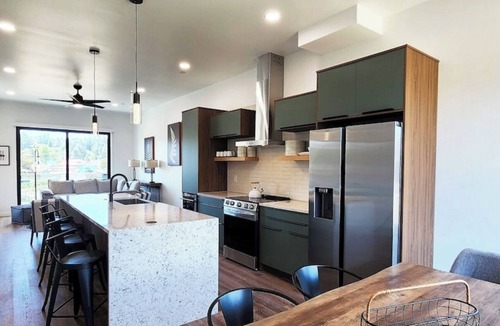 Waldport House | New Modern Luxury 4BR/3.5BA Townhouse! Short walk to Beach