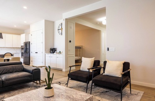 Mesa House | New Modern Luxury 8-bed mins to AAG, Fwy, Clubhouse. Ideal Sports or Ext Stay