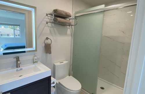 Belmont Apartment | New, modern quiet private studio