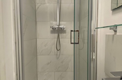 Oxford Apartment | New Modern Refurbished Luxe Apartment + Free Parking