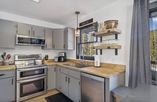 Blue River House | New Modern Renovation - Hot Tub, Huge Deck, Mountain Views, Fast Wifi & More!