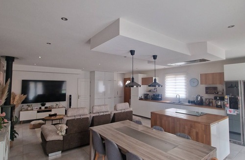 Camaret-sur-Aigues Villa | New modern single-storey air-conditioned villa with swimming pool and playground