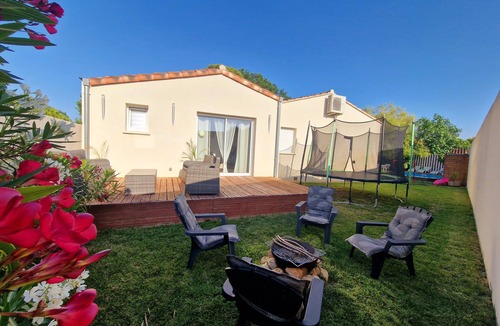 Camaret-sur-Aigues Villa | New modern single-storey air-conditioned villa with swimming pool and playground