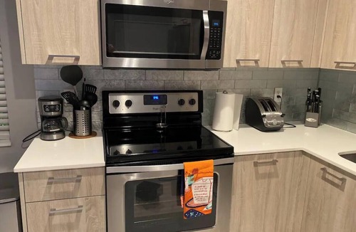 Oakland Park House | New Modern Townhome! 8 min to DT Las Olas & Beach!