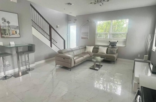 Oakland Park House | New Modern Townhome! 8 min to DT Las Olas & Beach!