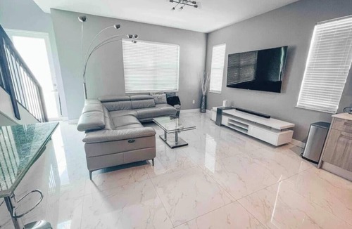 Oakland Park House | New Modern Townhome! 8 min to DT Las Olas & Beach!