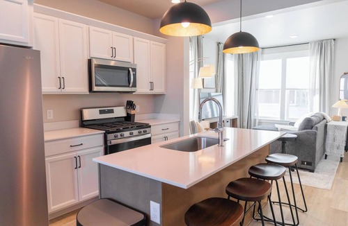 Billings Ski Chalet | New modern Townhome with Hot Tub