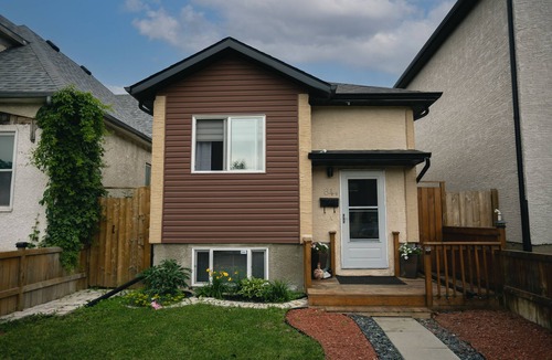 Winnipeg House | New Modern Winnipeg Home-4 Bedrooms, 3 Bath, WiFi, Work area