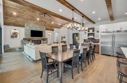 Afton House | New Monkey Island Modern Lodge Retreat w/Hot Tub!